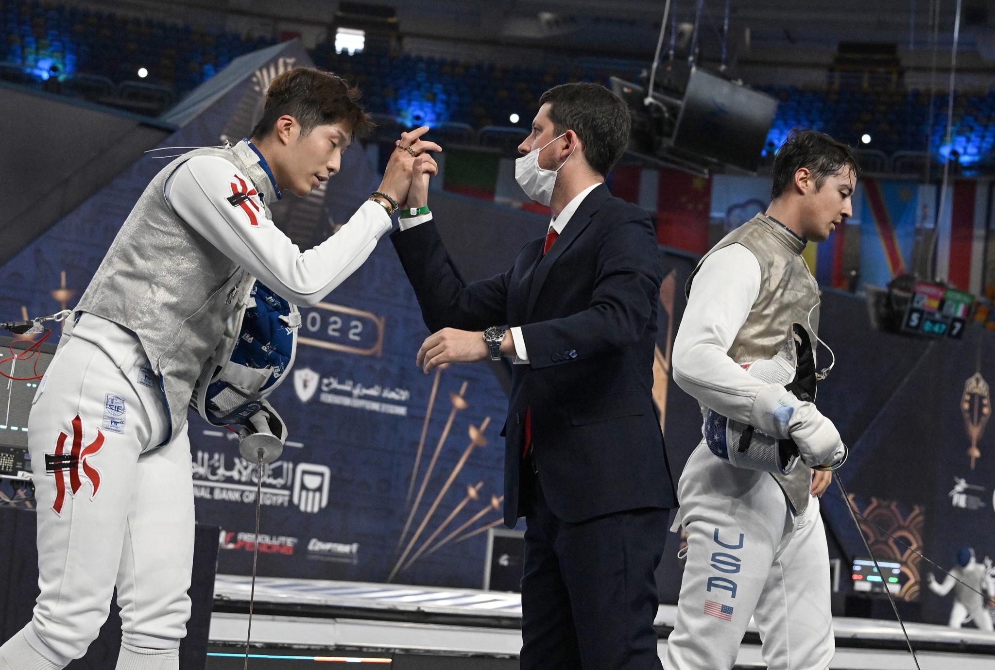 張家朗在男子花劍16強淘汰美國選手馬沙拿斯晉級。(FIE圖片)