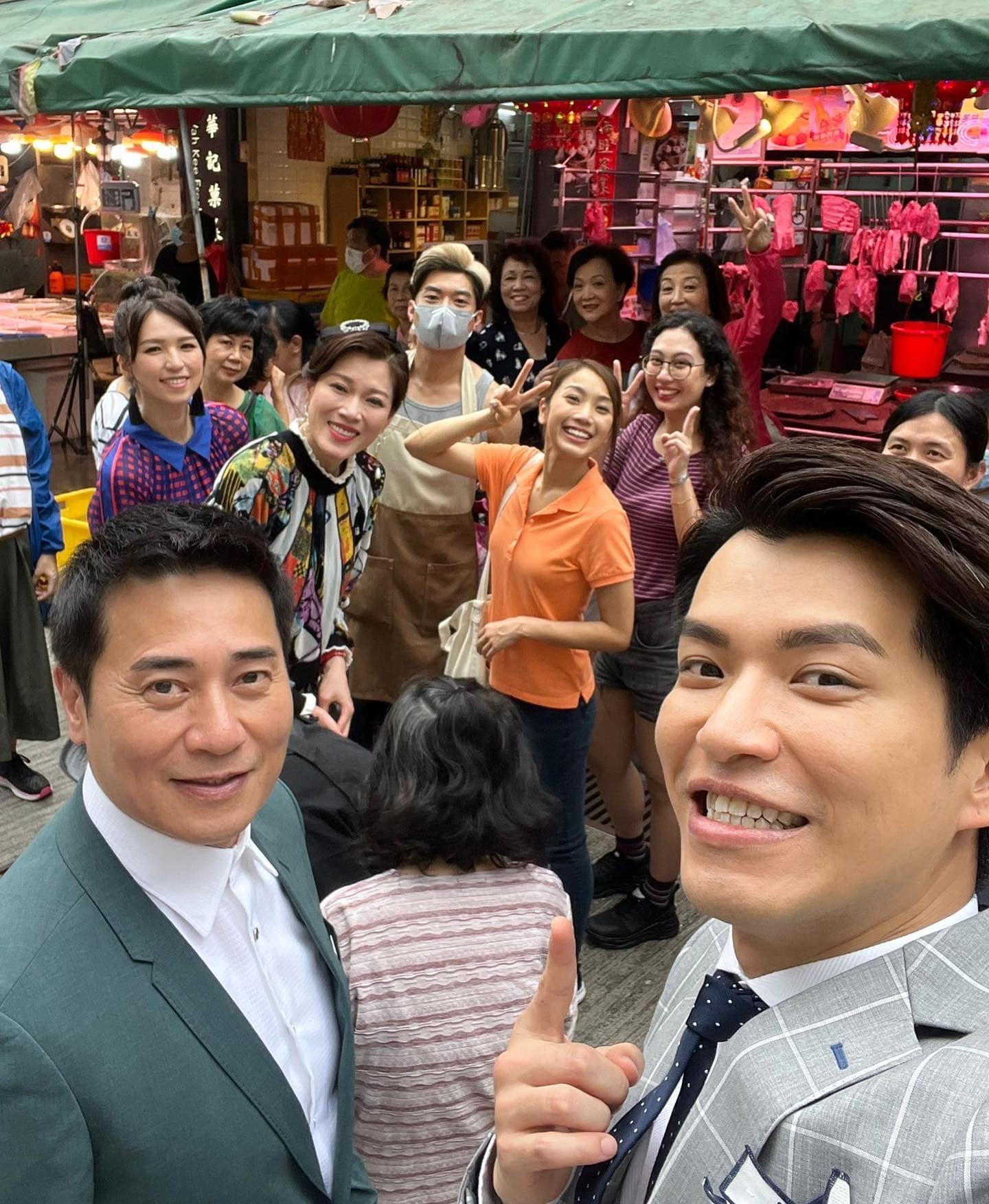 人人都爭住同豬肉偉偉拍照。