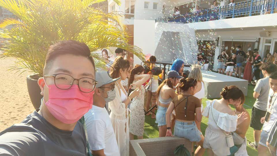 當日「會所一號」淺水灣店室正舉行派對,出席者幾乎全部沒有戴口罩下滿場飛及飲食。(曾榮輝 Facebook圖片)