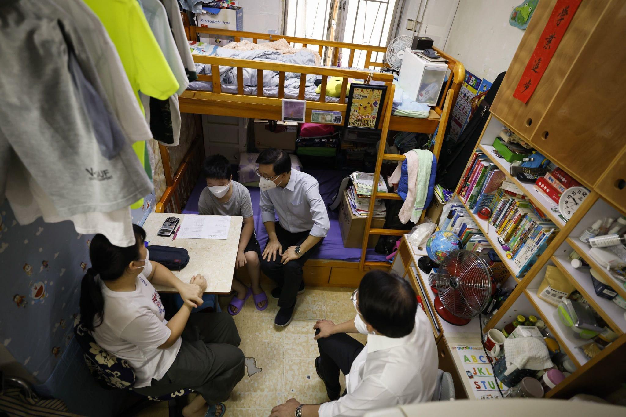 施政報告2022|李家超落區探訪基層家庭  冀為年輕人創造機會助向上流