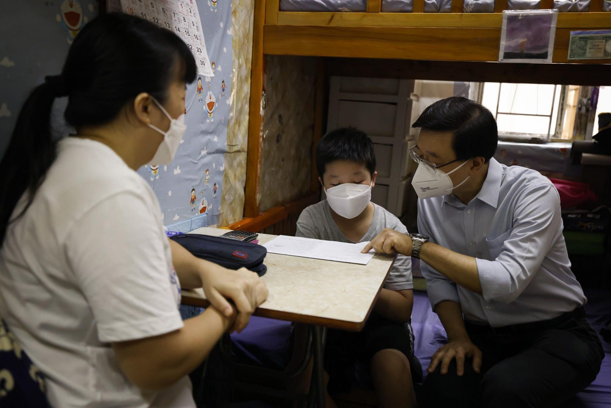 施政報告2022|李家超落區探訪基層家庭 冀為年輕人創造機會助向上流