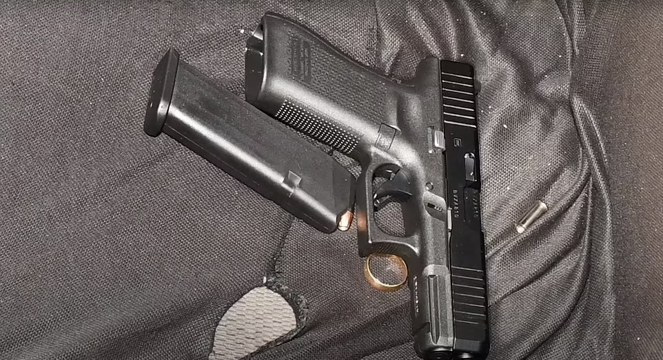 警員事後在沃克車上搜出槍械,但他被擊斃時身上無槍。(互聯網)