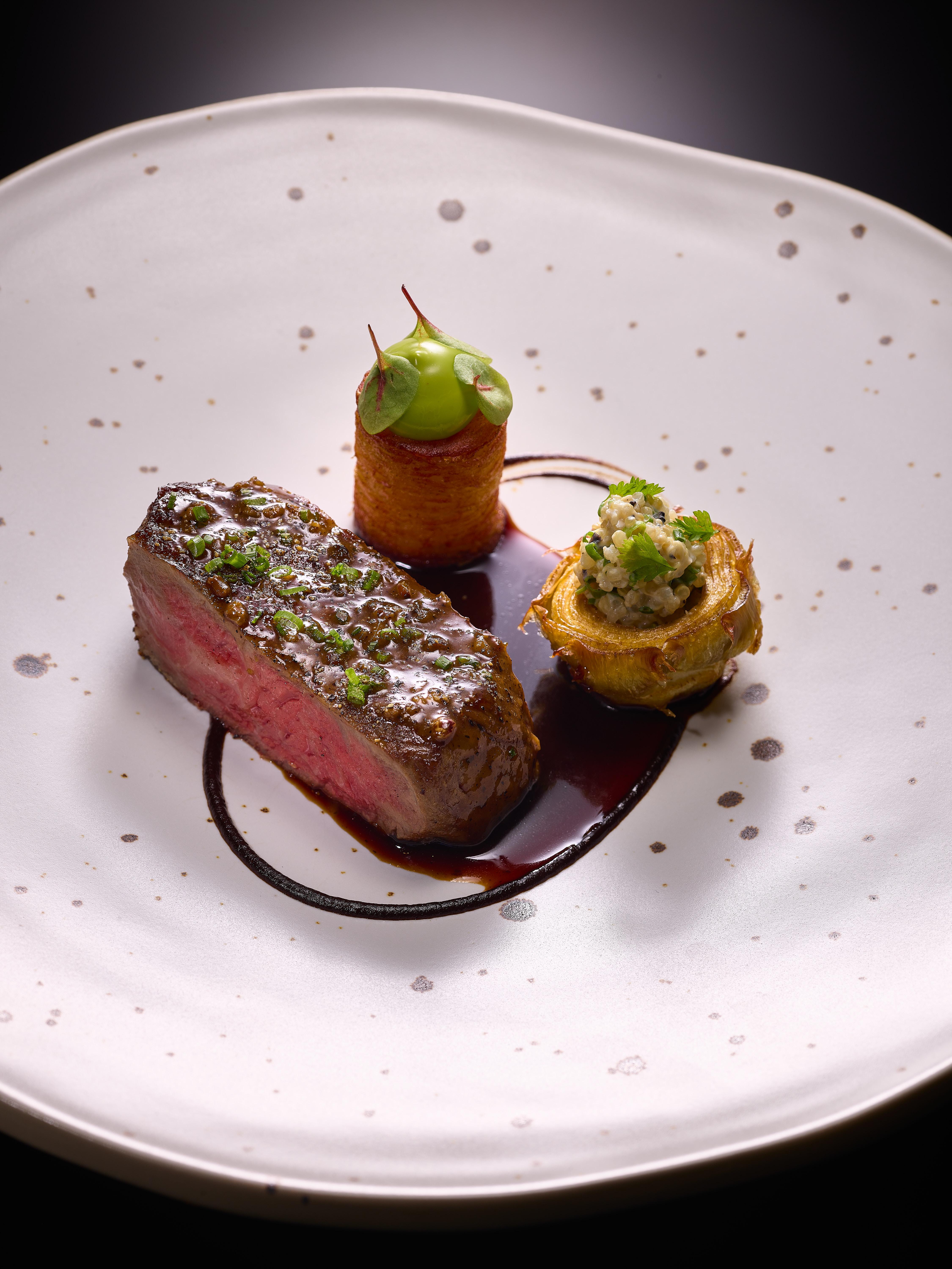 第五環的「靈魂」是六環中最重要的一環,肉類的主菜包含來自澳洲的 Kiwami 和牛里脊肉,加上新加坡黑胡椒醃料,味道香濃