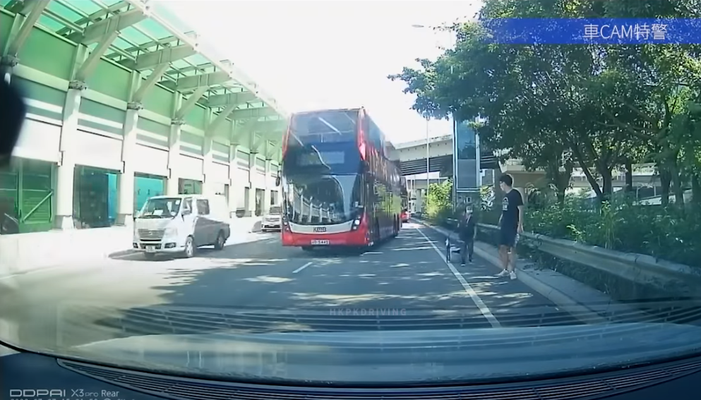 司機邀請婆婆上車,婆婆以為需要繳付車費,起初拒絕。(「車CAM特警」影片截圖)