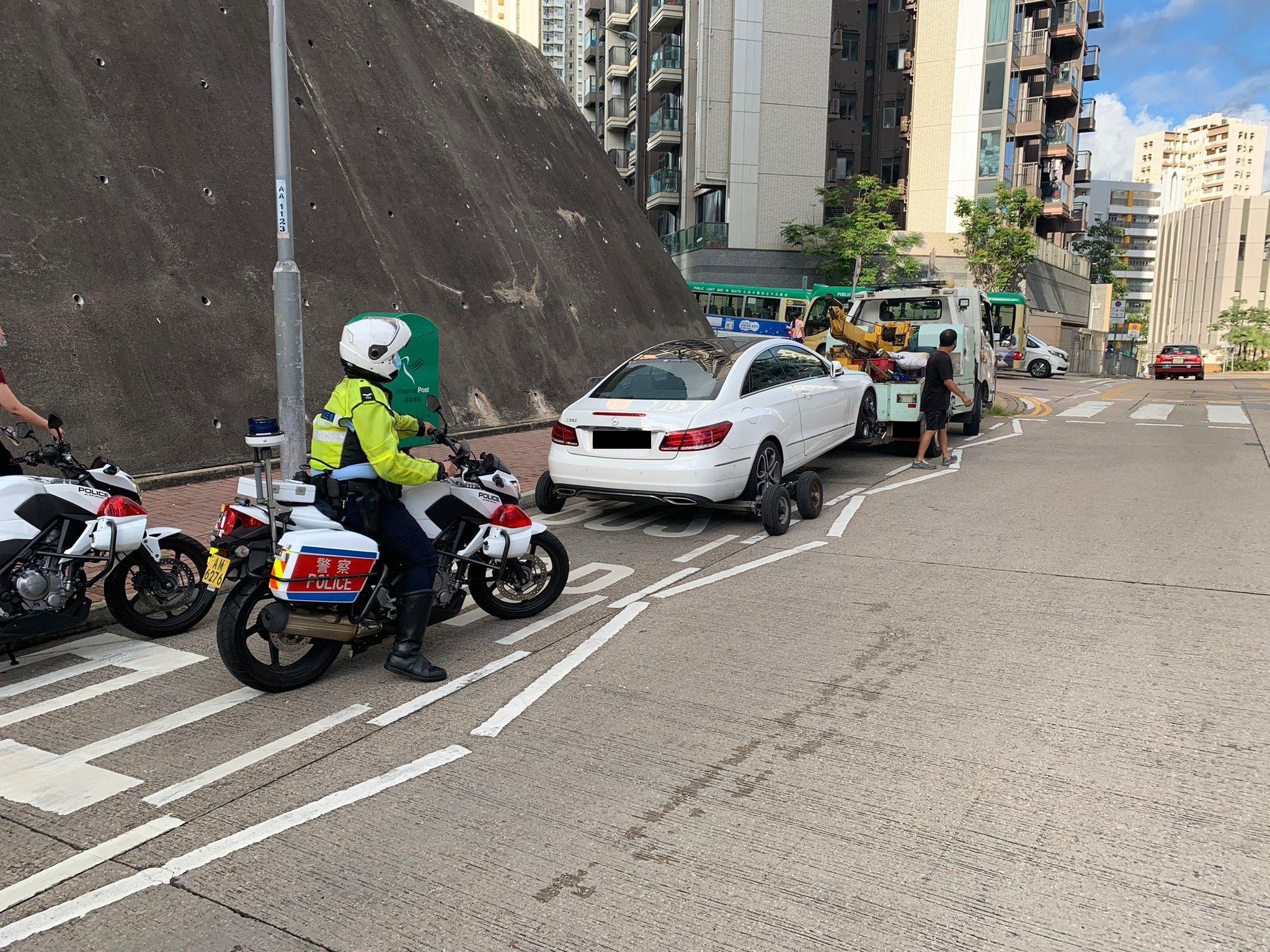 警方西九龍總區昨日打擊交通違例,另拘捕3名在行人路上駕駛電動工具的男子。(警方圖片)