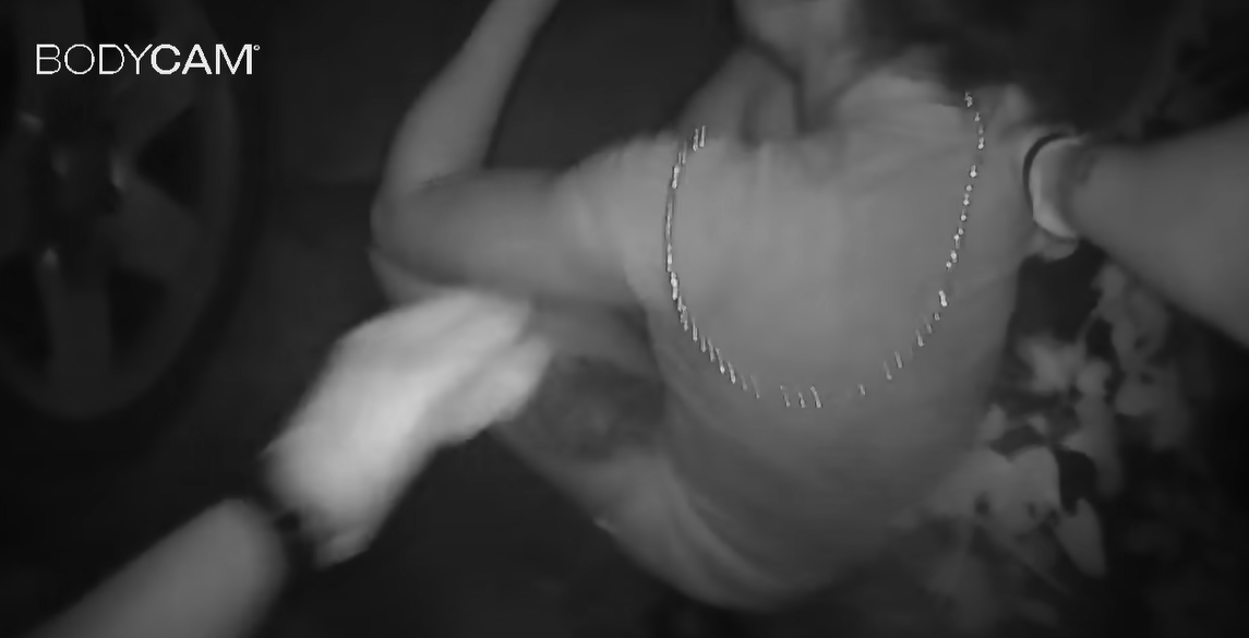 格里爾拒絕上警車,揚言自殺。(互聯網)