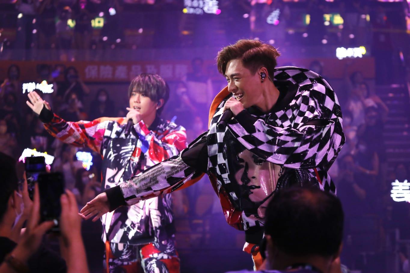 MIRROR穿上印有各自肖像的繽紛歌衫。