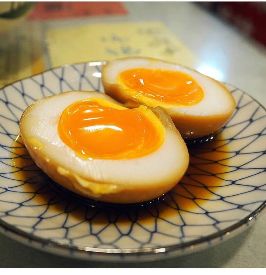 溏心滷蛋亦是必點配料之一。(Facebook @蒙麵)