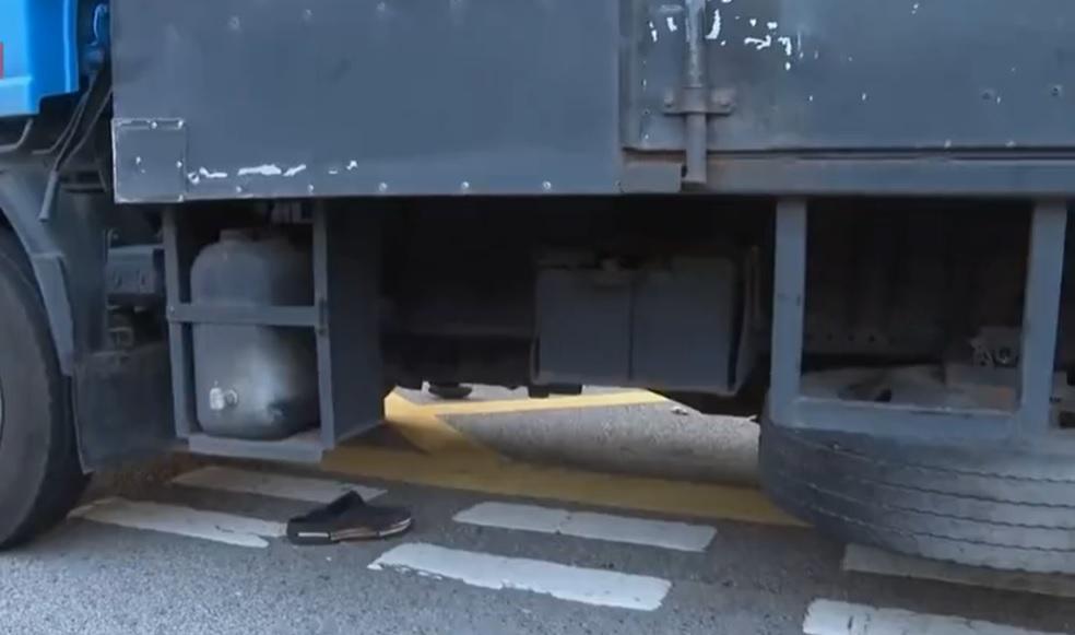 西貢一名89歲老翁捲車底拖行10米不治,輕型貨車超重司機涉危駕被捕。(電視截圖)