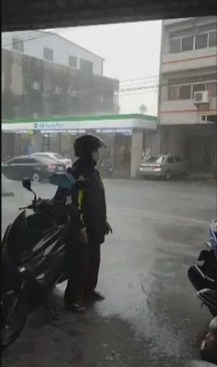 該名外賣員停在巷口住宅外一會後,徒步進入水浸小巷。(互聯網)