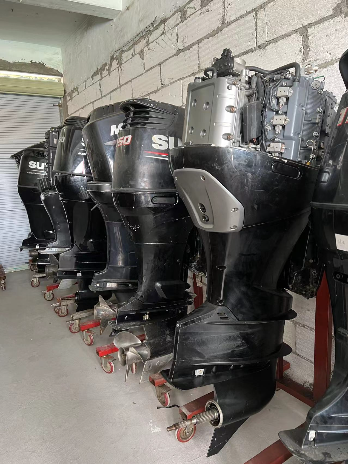 警方查獲的走私快艇引擎及相關配件。(互聯網)