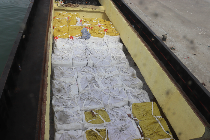 涉嫌走私的船隻在暗格藏匿走私凍肉。(互聯網)