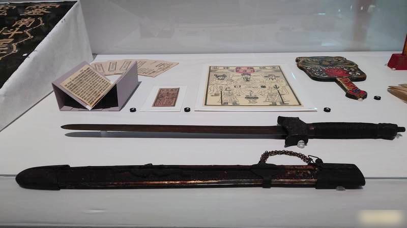 亞洲的地獄與幽魂展覽展出的符咒、法器、配件等。(互聯網)