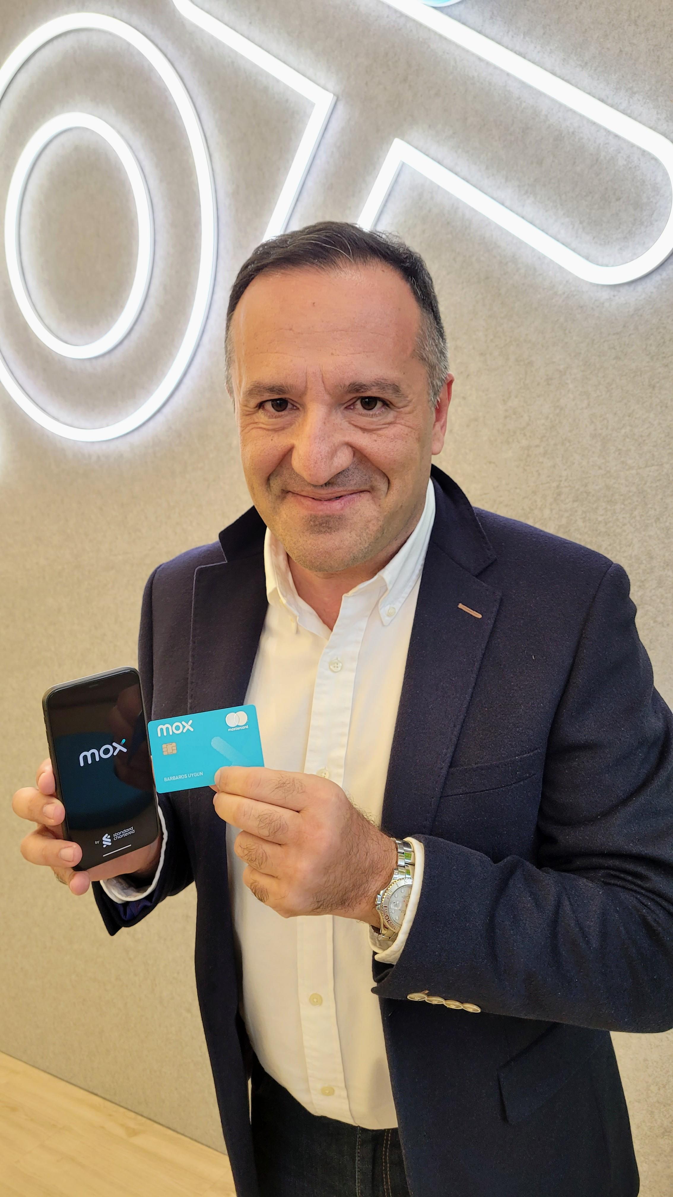 胡博思直言喜愛招牌signature blue的Mox Card,因為配色外國甚為少見。