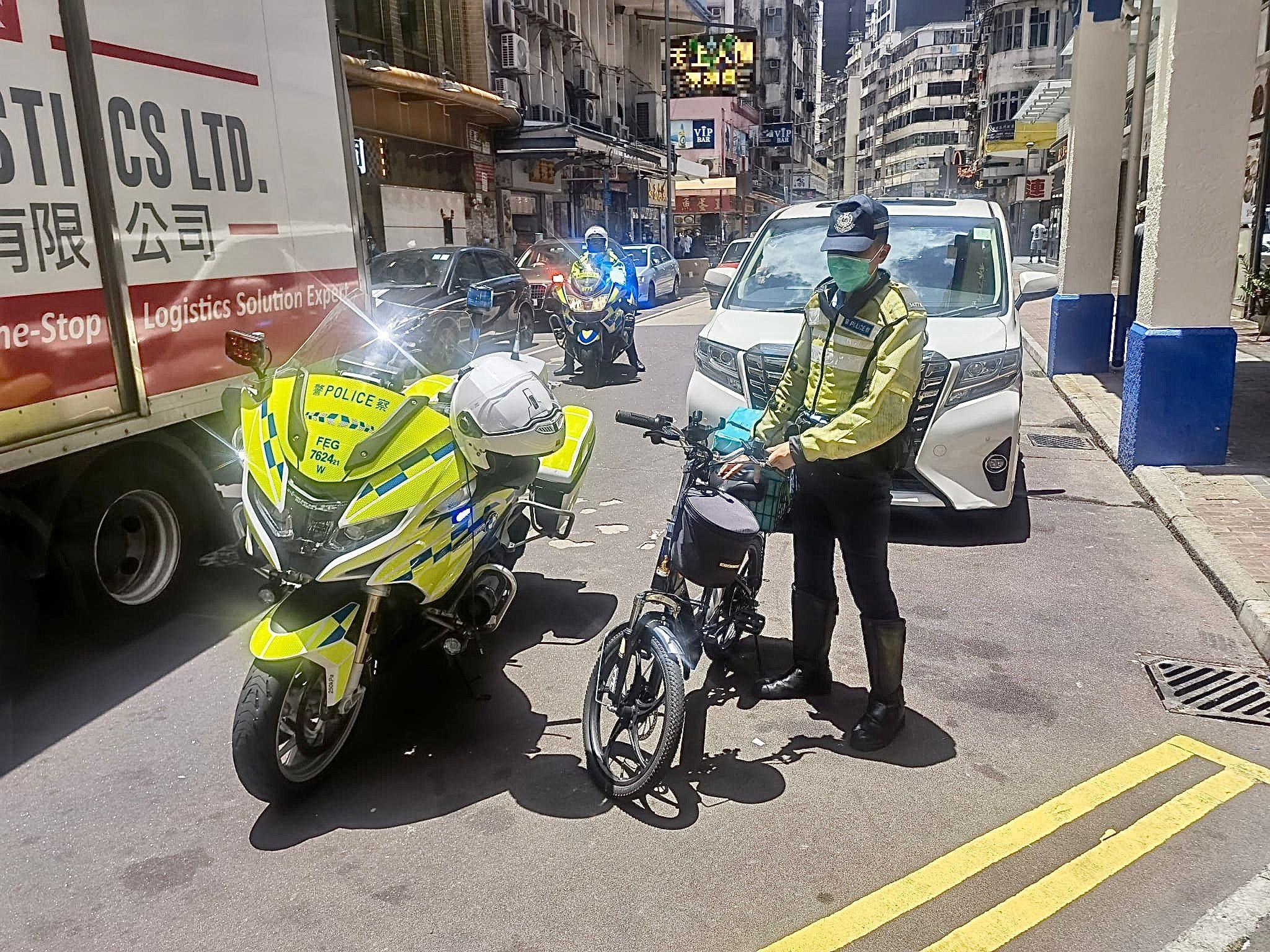 警方西九龍總區昨日打擊交通違例,另拘捕3名在行人路上駕駛電動工具的男子。(警方圖片)