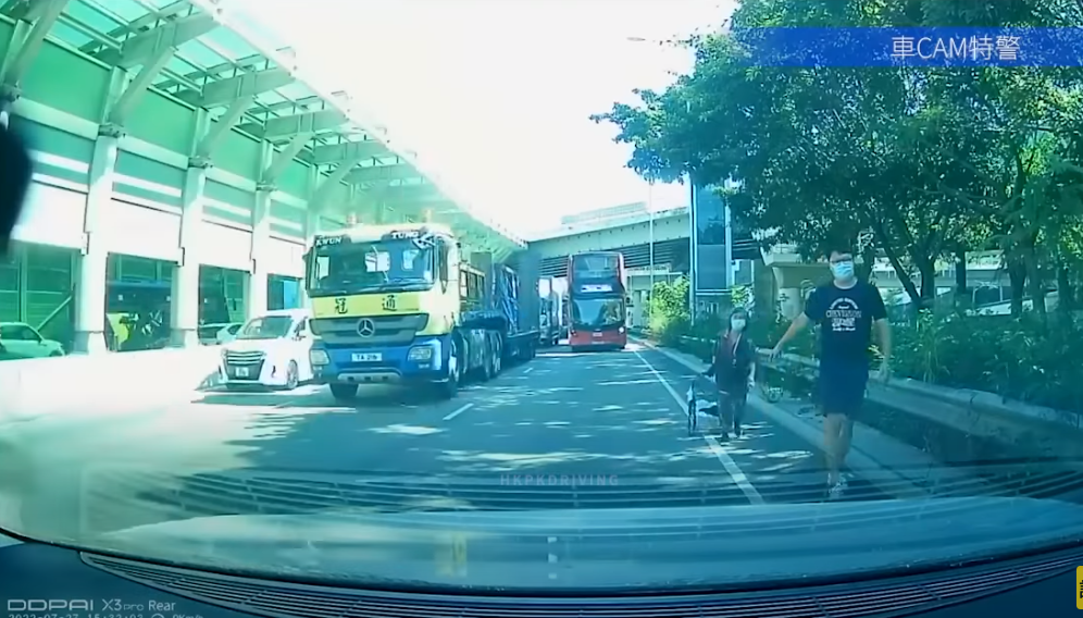 經過司機解釋,婆婆終於肯上車。(「車CAM特警」影片截圖)