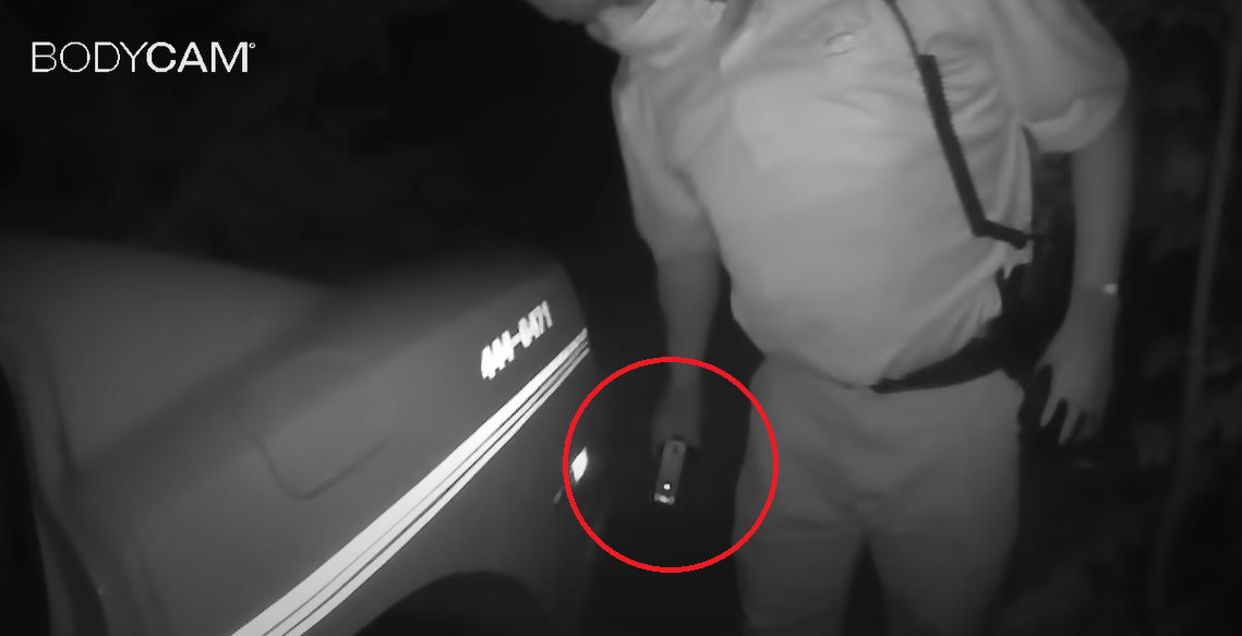 警員一度拔出電槍(紅圈)。(互聯網)