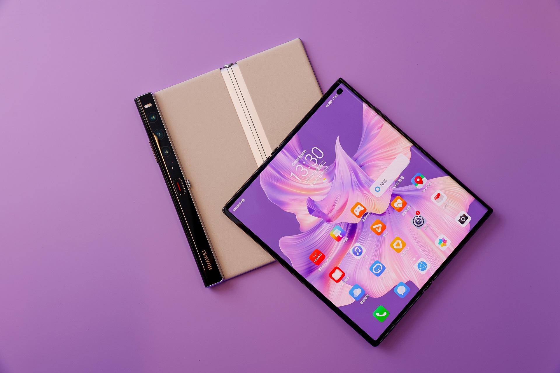 外摺設計,摺疊時6.5吋,展開時7.8吋。