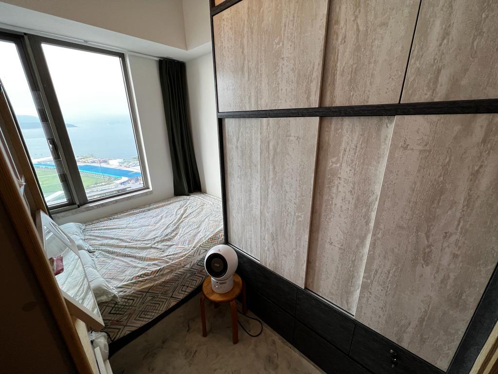 睡房附有置頂大衣櫃,方便收納衣物。