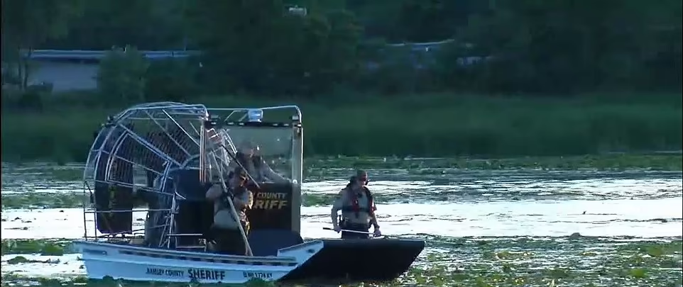 調查人員在湖中搜索。(互聯網)