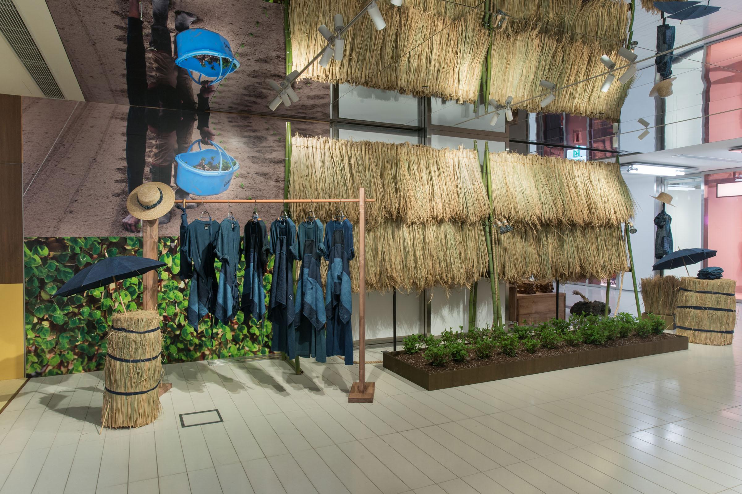 限定店將Ai Indigo Dye植物(蓼藍葉)帶來現場,讓時裝愛好者了解每一件藍染產物的根源和製作過程。