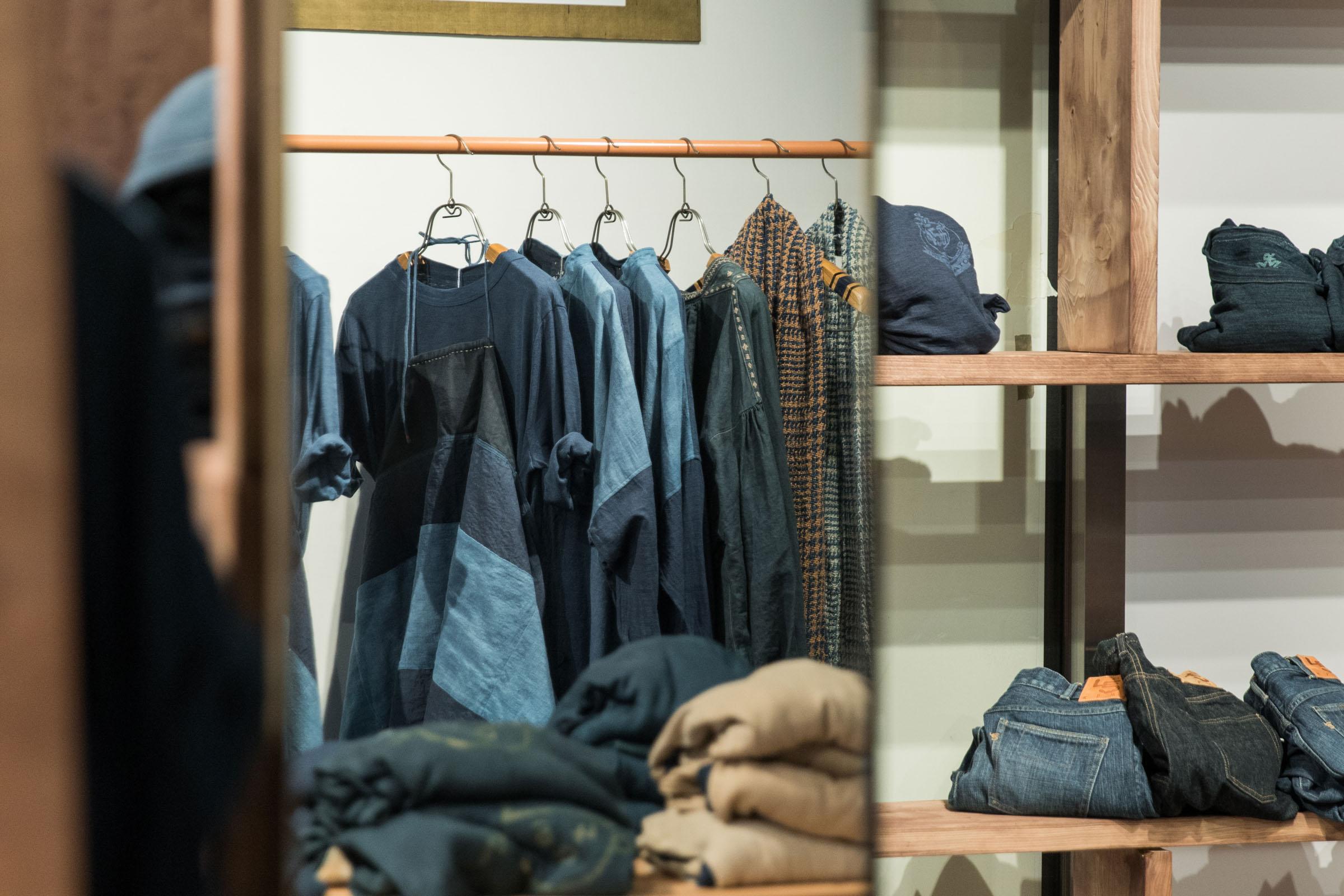 受工人圍裙啟發的裙子。