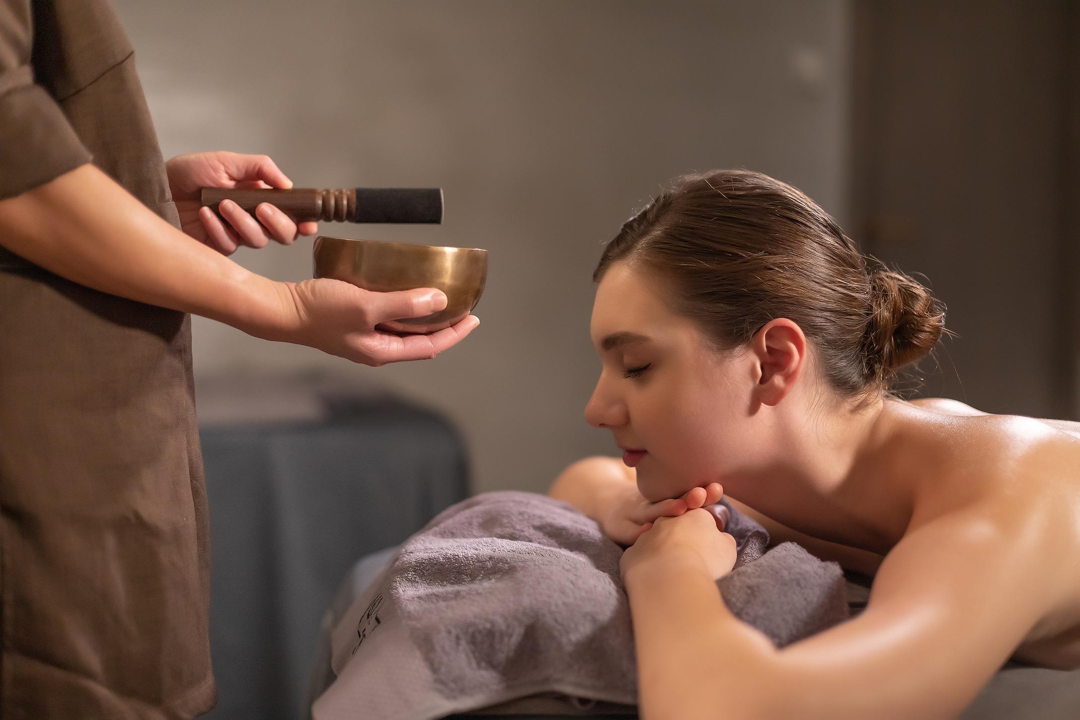 療程前先用頌缽放鬆身心。