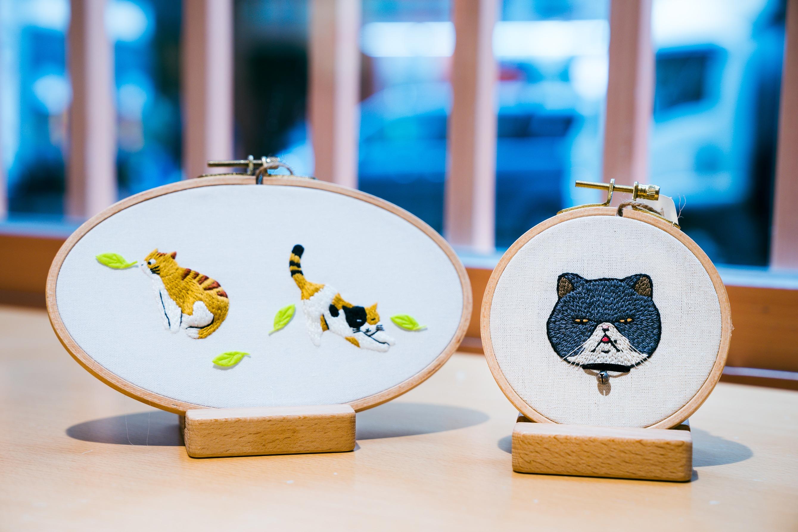 Kenix in the handmade land 貓咪頭像刺繡:由刺繡藝術家Kenix Lai製作,在刺繡時運用不同針步,鈎畫出貓咪面部輪廓和紋理的大頭特寫。$368