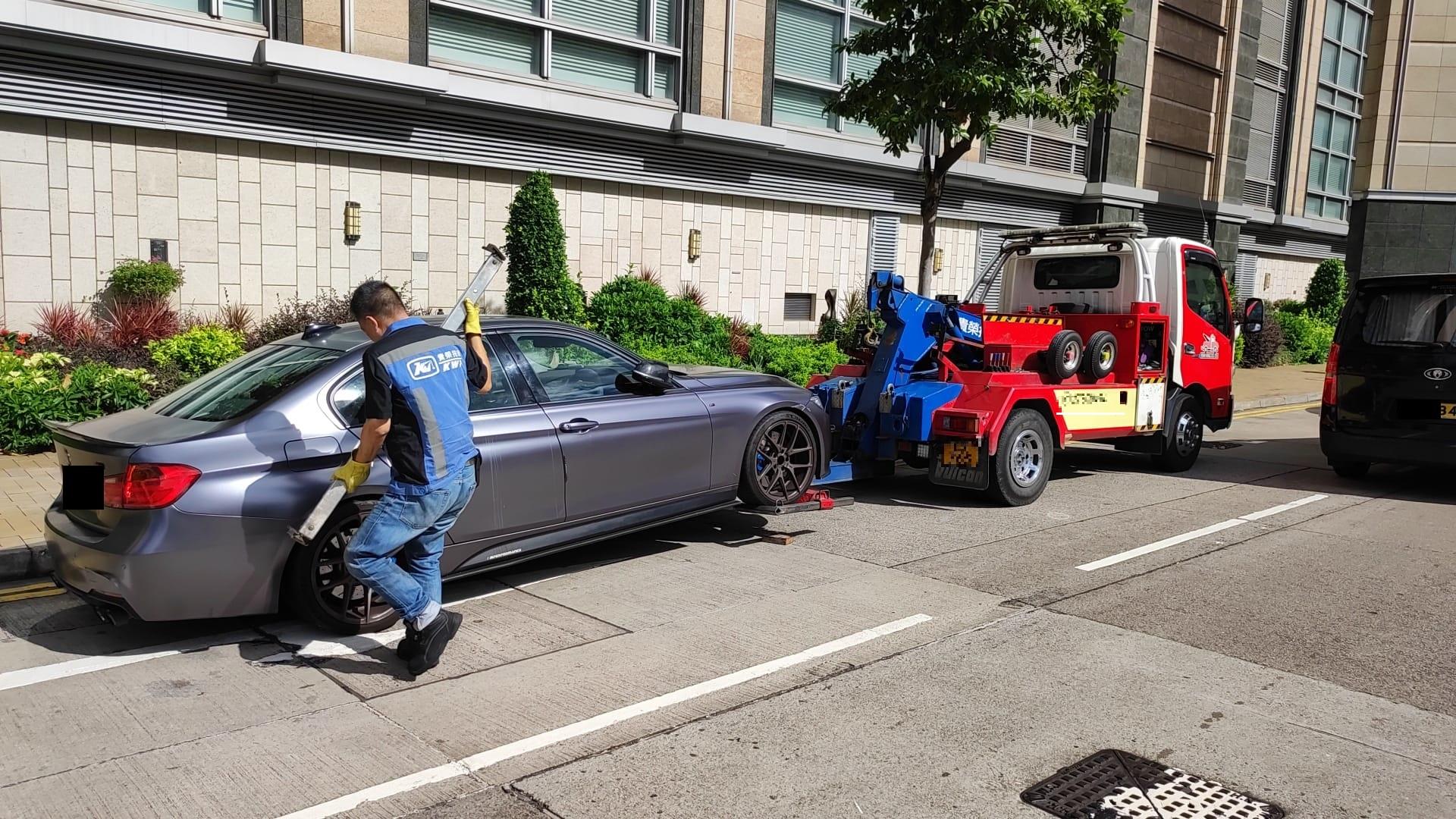 警方西九龍總區昨日打擊交通違例,另拘捕3名在行人路上駕駛電動工具的男子。(警方圖片)