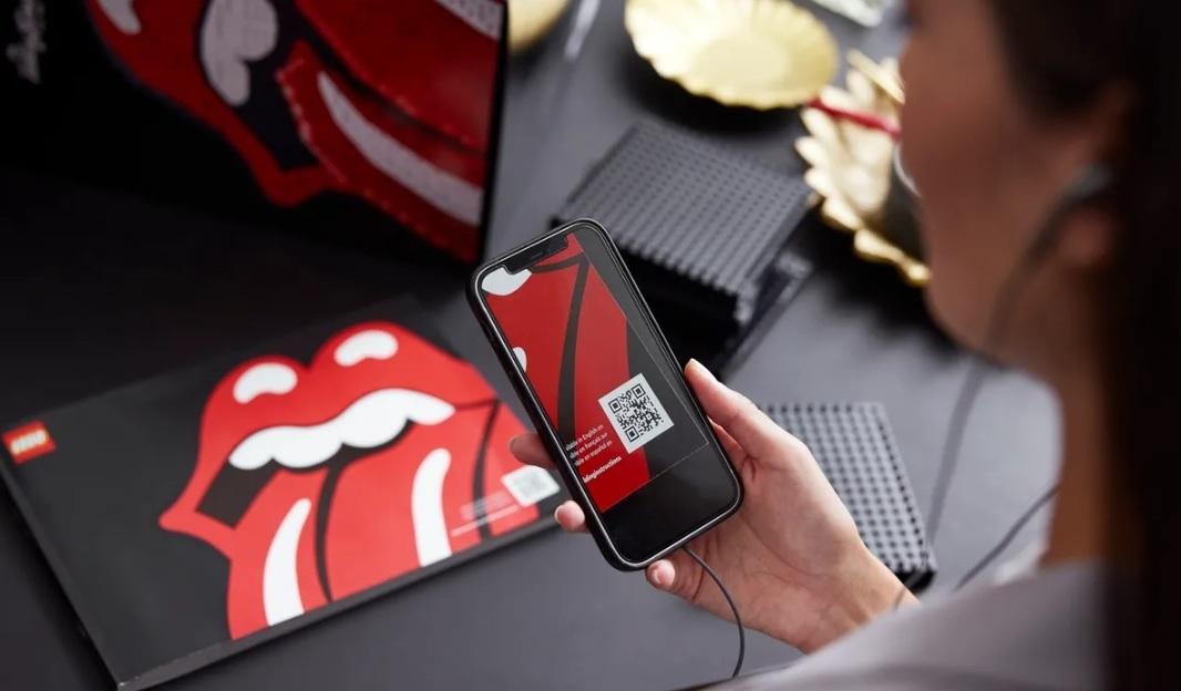 掃描套裝內附上的QR Code就,能收聽到量身訂製The Rolling Stones原聲帶。