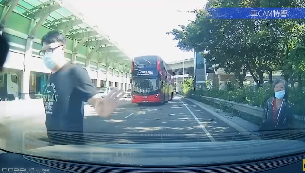 司機先將手拖車放車尾箱,再送婆婆回家。(「車CAM特警」影片截圖)