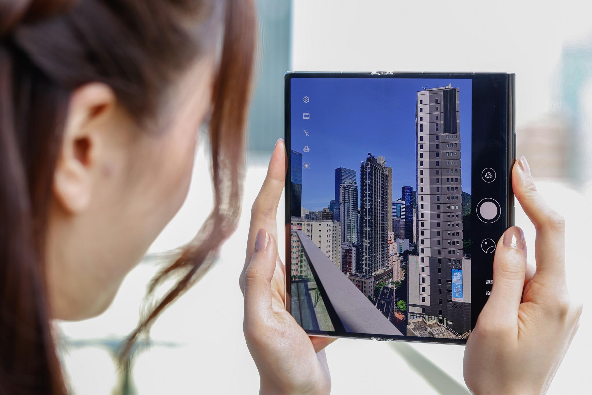 新一代雙旋鷹翼摺疊設計,展開時平滑無痕。