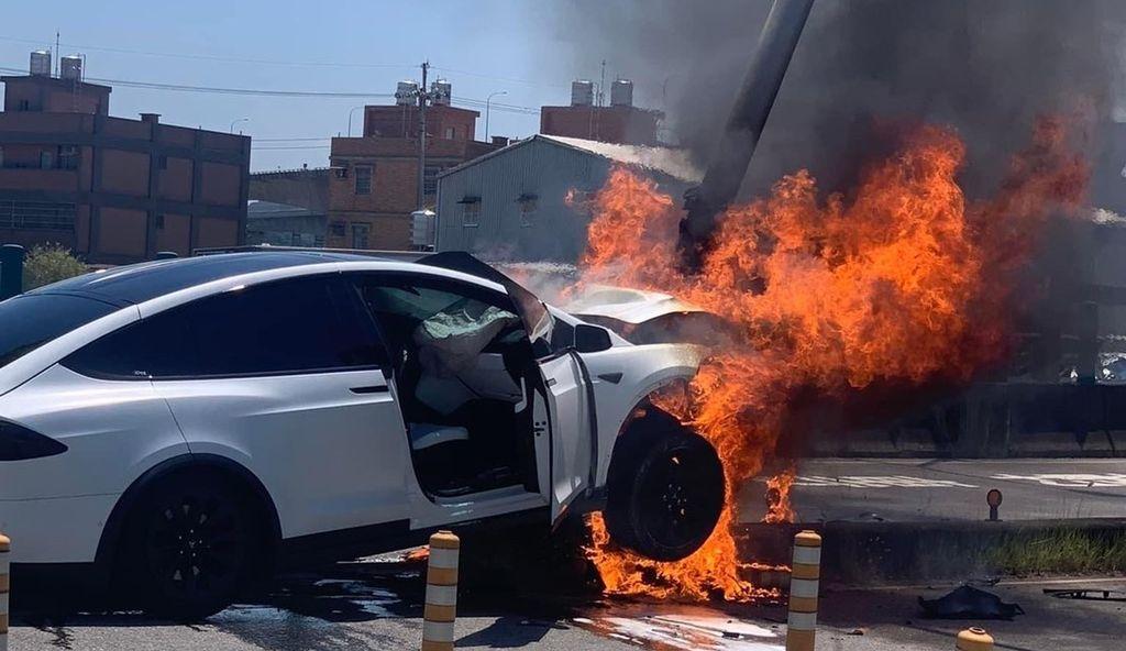 林志穎今日於台灣桃園市中心北路駕駛白色Tesla時自撞石壆,情況嚴重。