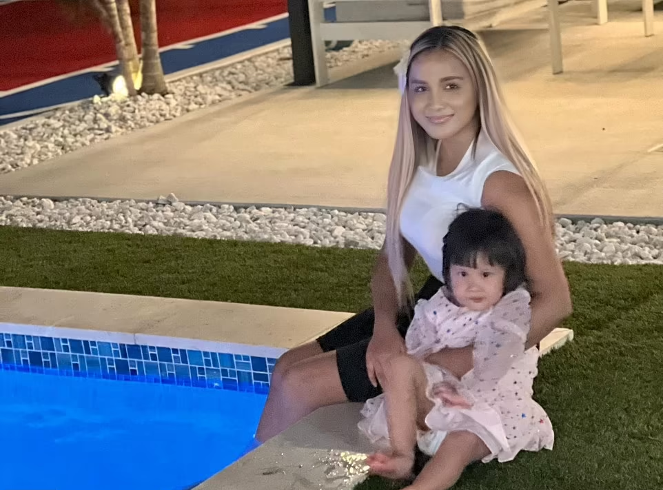 鄭女及女兒生前合照。(互聯網)