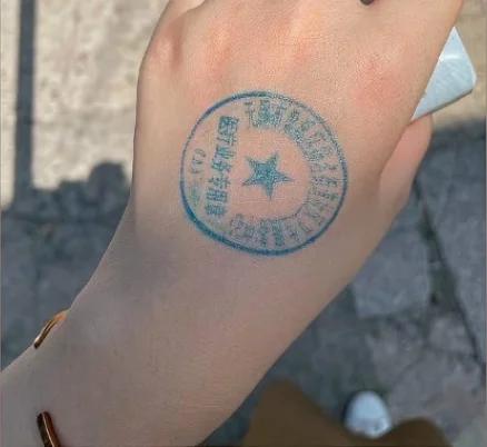 有無錫網民爆料,做核酸檢測後手背被蓋印章。(互聯網)