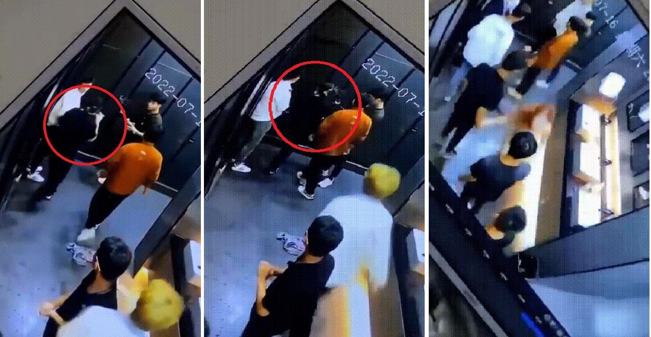 黑衣女子走入廁所踢廁格門,在場男士見狀合力踢門、推門,最後女事主逃離現場。(互聯網)