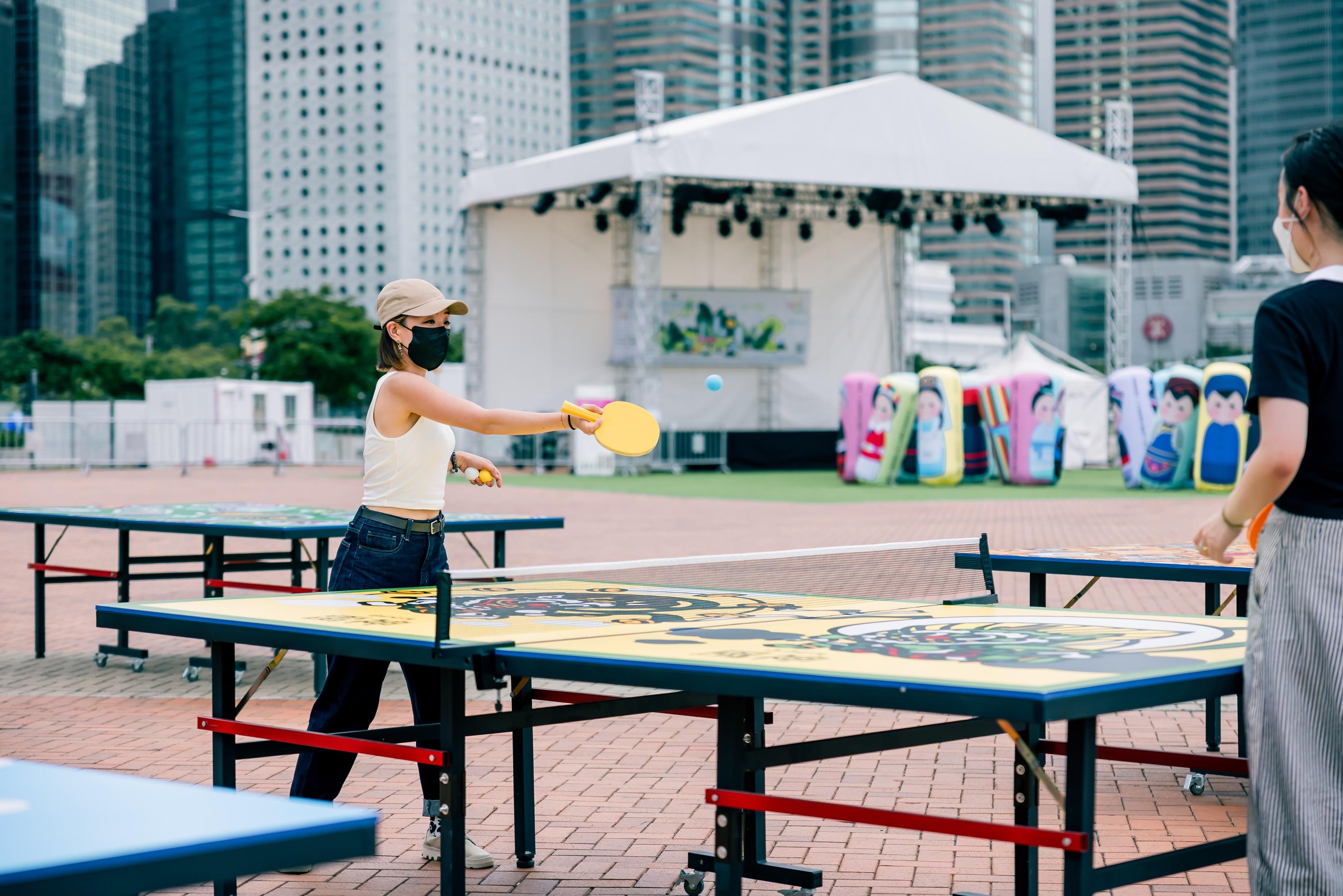 潮藝乒乓由NFT藝術組織Art4Raise設置,把乒乓球桌化為一幅幅畫作,完美結合運動及藝術。大家可一邊在戶外享受打球之樂,一邊欣賞繽紛作品。