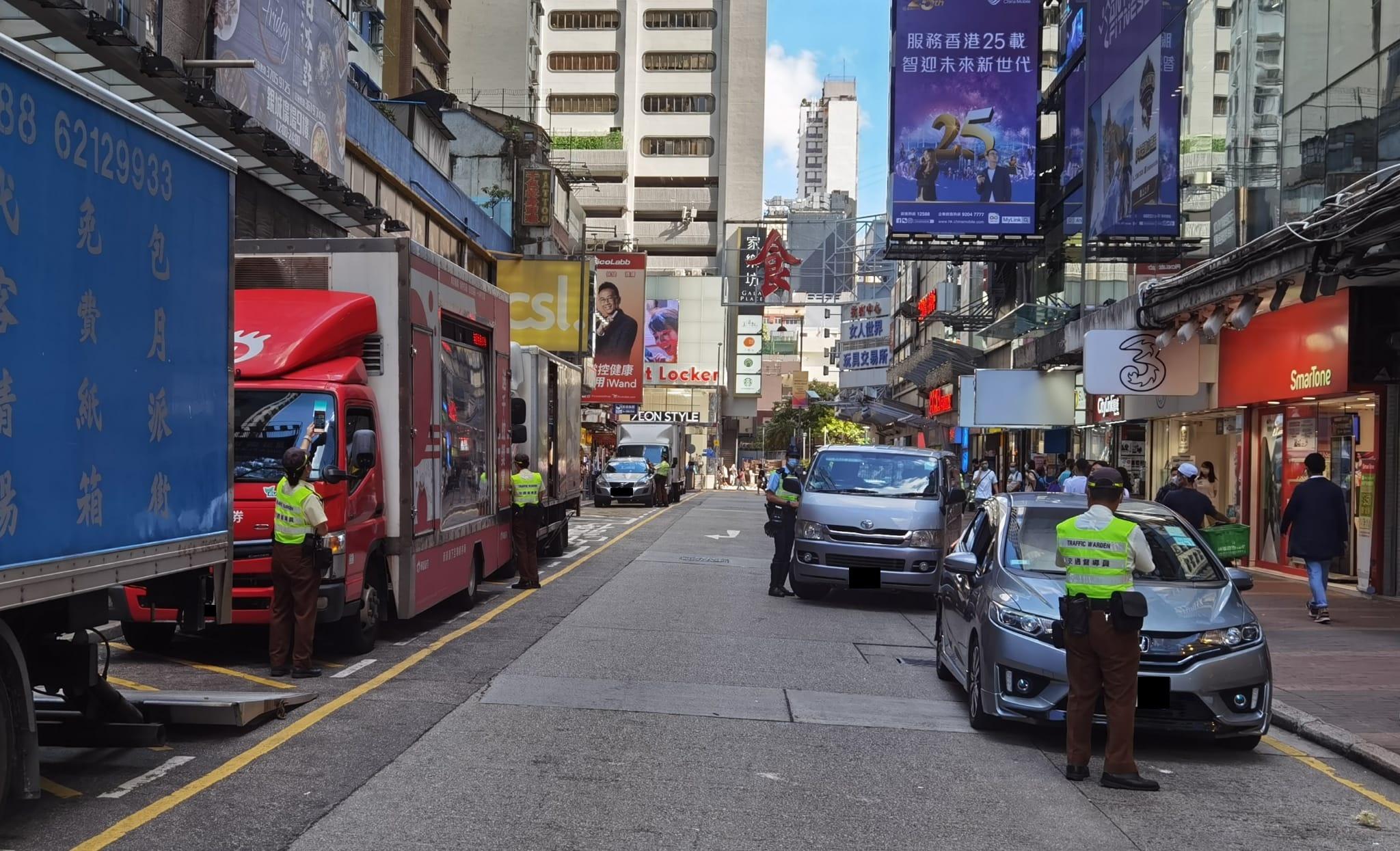 警方西九龍總區昨日打擊交通違例,另拘捕3名在行人路上駕駛電動工具的男子。(警方圖片)