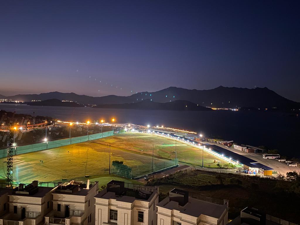 單位前方為白石高爾夫練習場,晚上時分燈火通明,沒有一般全海景在晚上時漆黑一片,夜景毫不遜色。