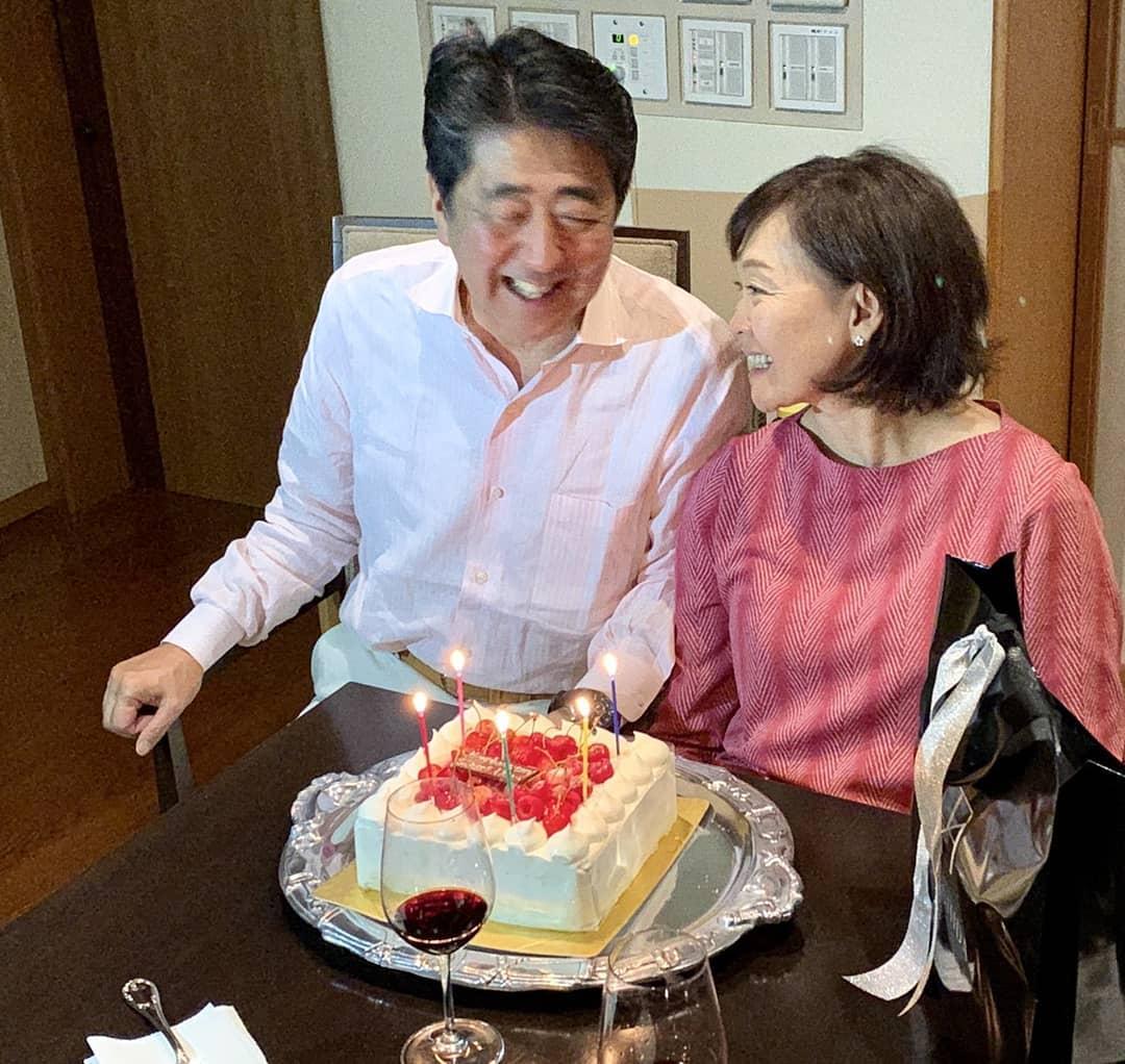 安倍昭惠在IG分享與安倍晉三的甜密合照。( IG:akieabe)
