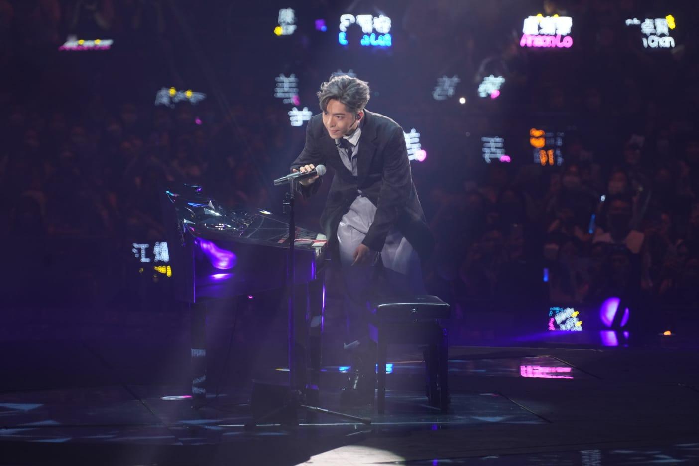 可是表演期間發生米高峰失靈,之後連鋼琴也出現問題。