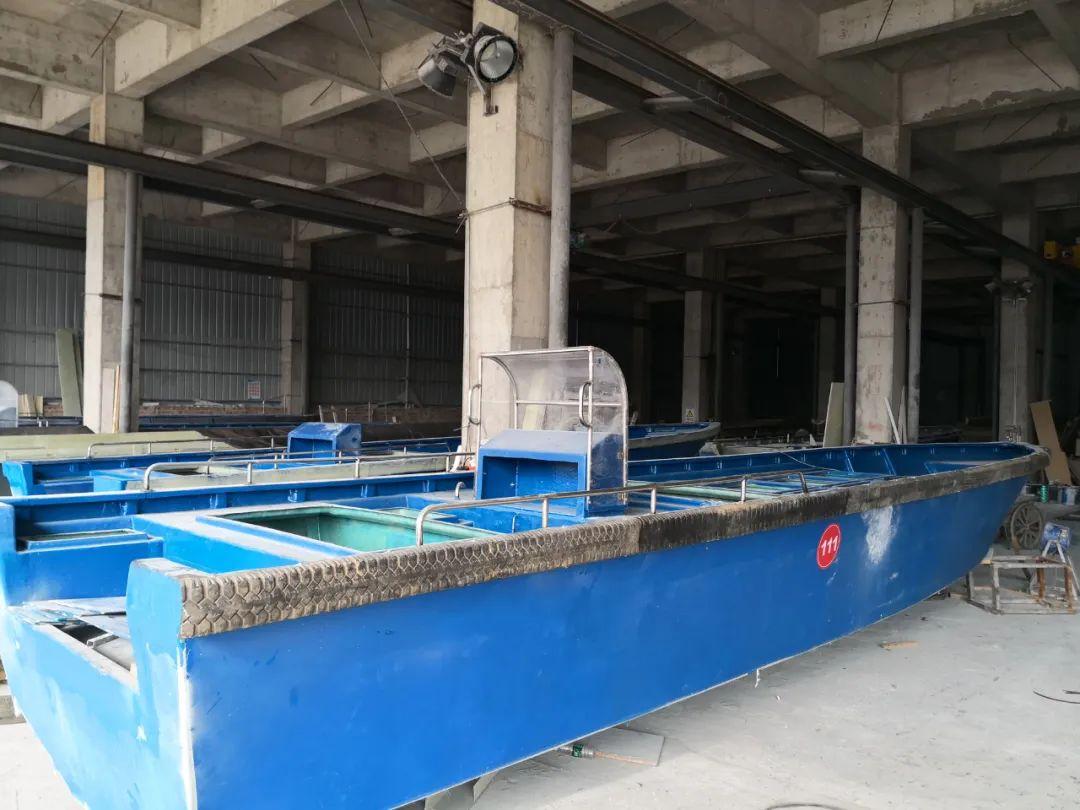 警方查獲未完成組裝的走私快艇。(互聯網)