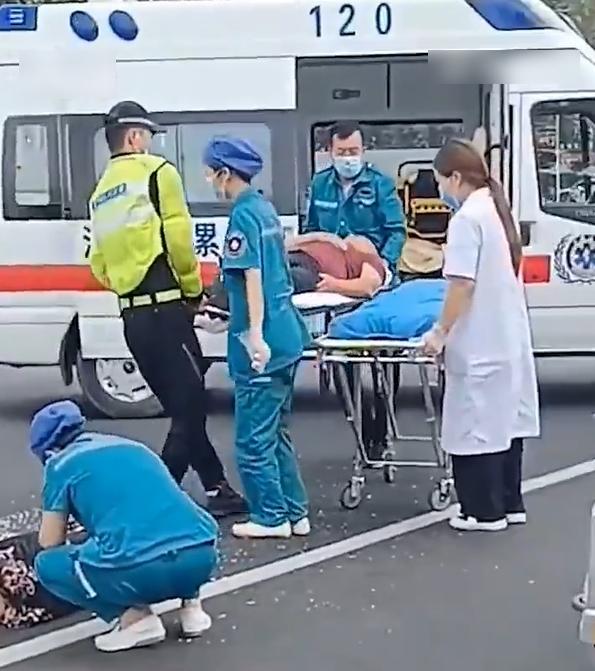 河南舞陽有私家車橫衝直撞其他車和人群,造成1死28傷。救護員將傷者送院。(互聯網)