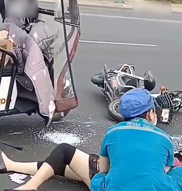 河南舞陽有私家車橫衝直撞其他車和人群,造成1死28傷。多人受傷倒地,失去知覺。(互聯網)