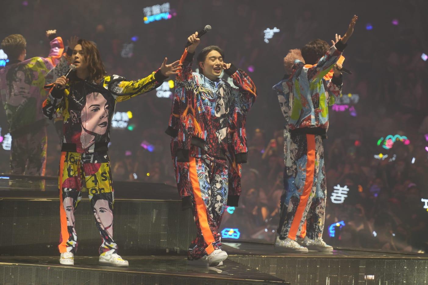 MIRROR唱出Supper Moment代表作《無盡》,12子更走到舞台邊跟觀眾揮手。