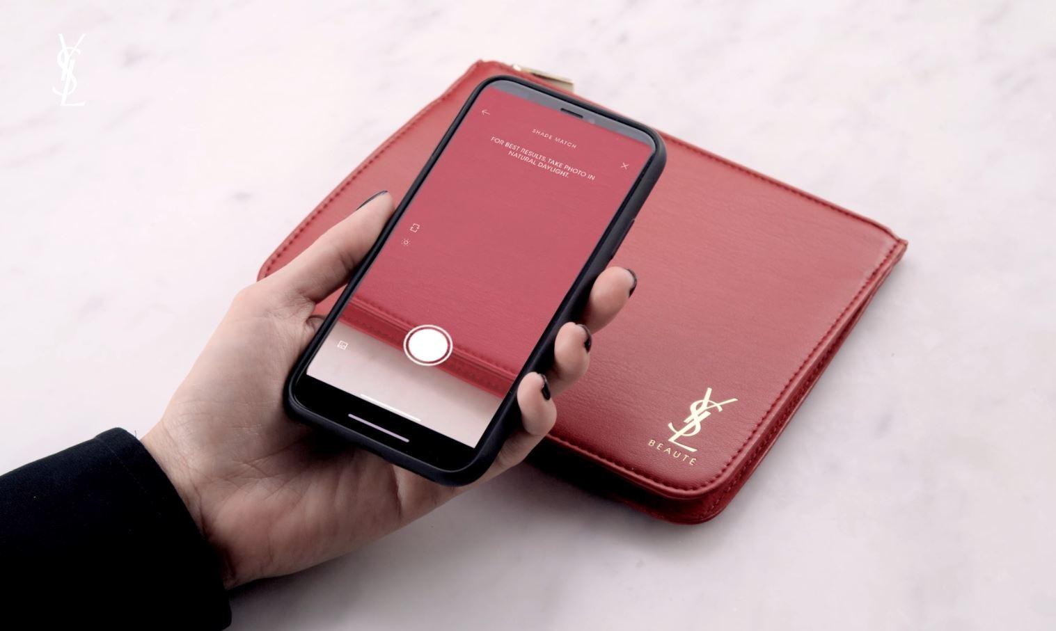 只要掃描指定物品,系統就會找出相同唇色。