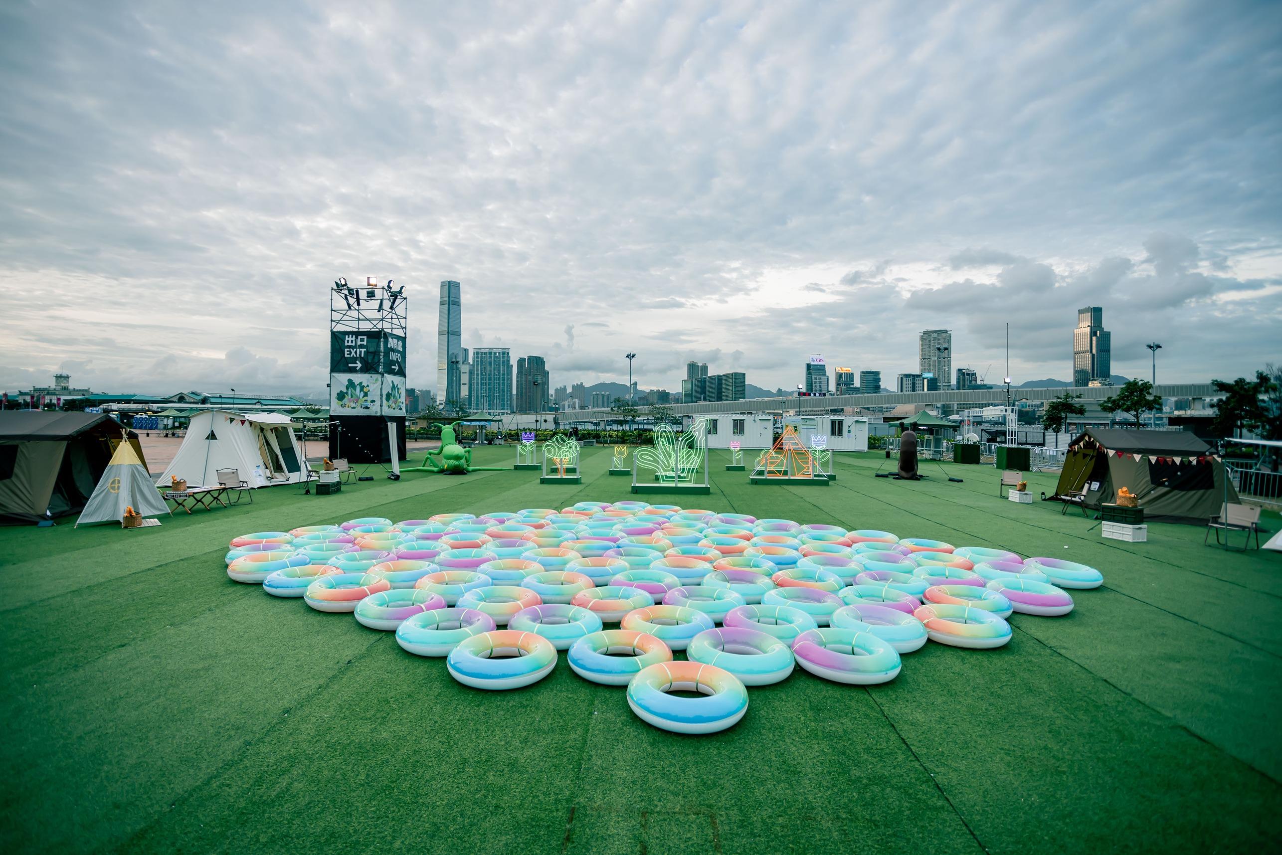 「山系野營 x 光林」:郊外露營可能試得多,躺在鬧市中仰望天空的機會難逢。帶著自家帳蓬,便可在指定地區駐紥,感受碧海藍天的自由空間之餘,也可暢遊四周的「玩野螳螂」、「野生蝸牛」裝置,以至本地跨媒體創作人Calix特為今夏設計的「光林」,動靜皆宜。