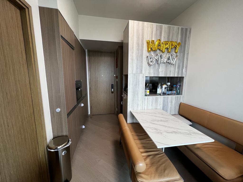 單位原為開放式廚房設計,業主將其改為半開放式。