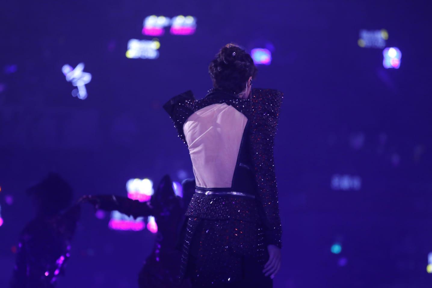 Stanley邱士縉穿上背部透視外衣,露出背肌。