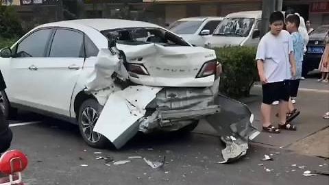 河南舞陽有私家車橫衝直撞其他車和人群,造成1死28傷。圖中為被撞車輛。(互聯網)